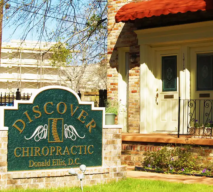 Chiropractic Mobile AL Front Of Clinic With Sign